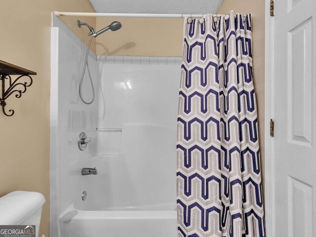 full bathroom featuring toilet and shower / tub combo with curtain