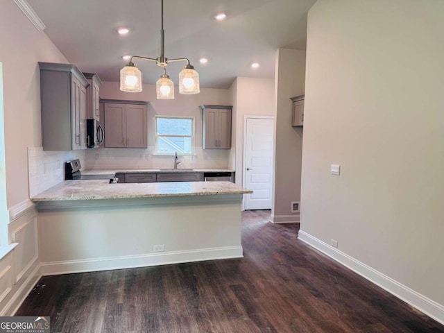 kitchen featuring appliances with stainless steel finishes, gray cabinets, a peninsula, a sink, and recessed lighting
