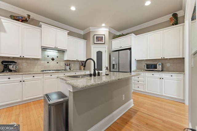 4298 Kingston Gate Cv, Chamblee, GA 30341 - kitchen featuring stainless steel appliances, decorative backsplash, white cabinets, a sink, and recessed lighting
