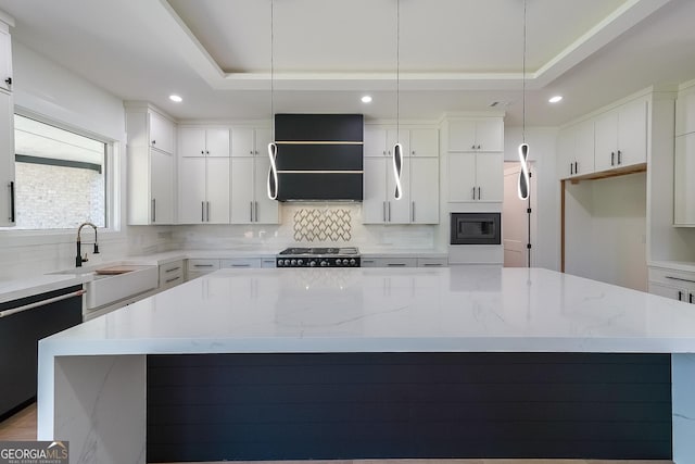 972 Auburn Rd, Dacula, GA 30019 - kitchen featuring dishwasher, a sink, backsplash, extractor fan, and recessed lighting
