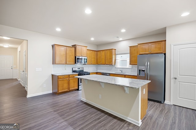 131 Prominence Ct, Canton, GA 30114 - kitchen featuring appliances with stainless steel finishes, dark wood-type flooring, a sink, a kitchen island, and recessed lighting