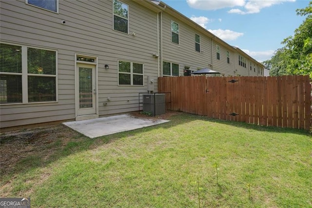 view of yard featuring a patio area