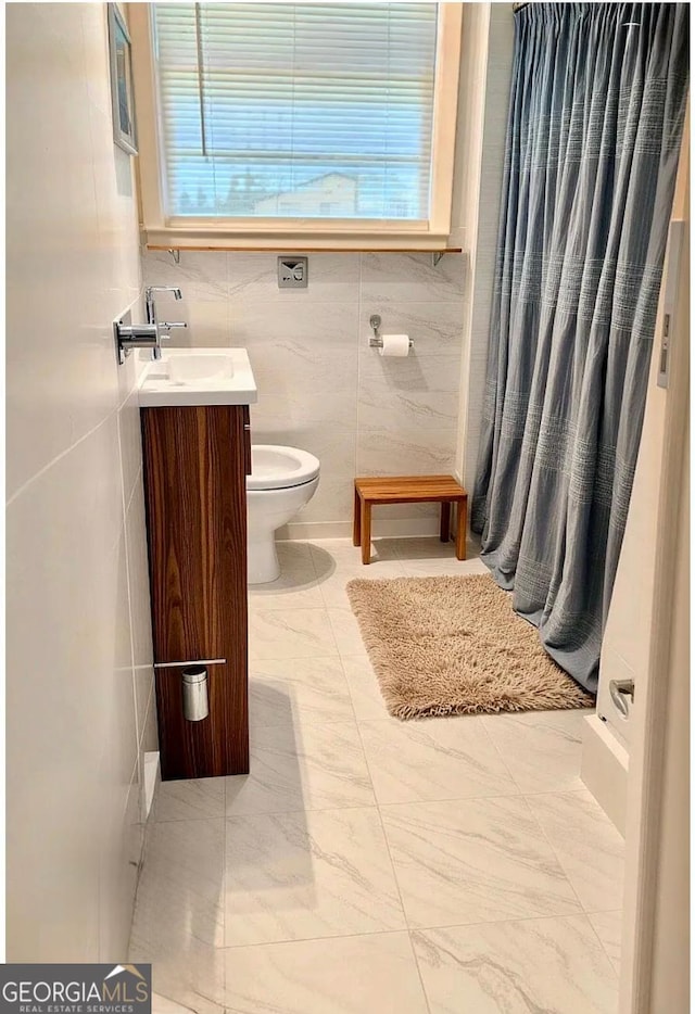 123 Hillview Dr, Thomaston, GA 30286 - full bath featuring toilet, tile walls, vanity, and a shower with curtain