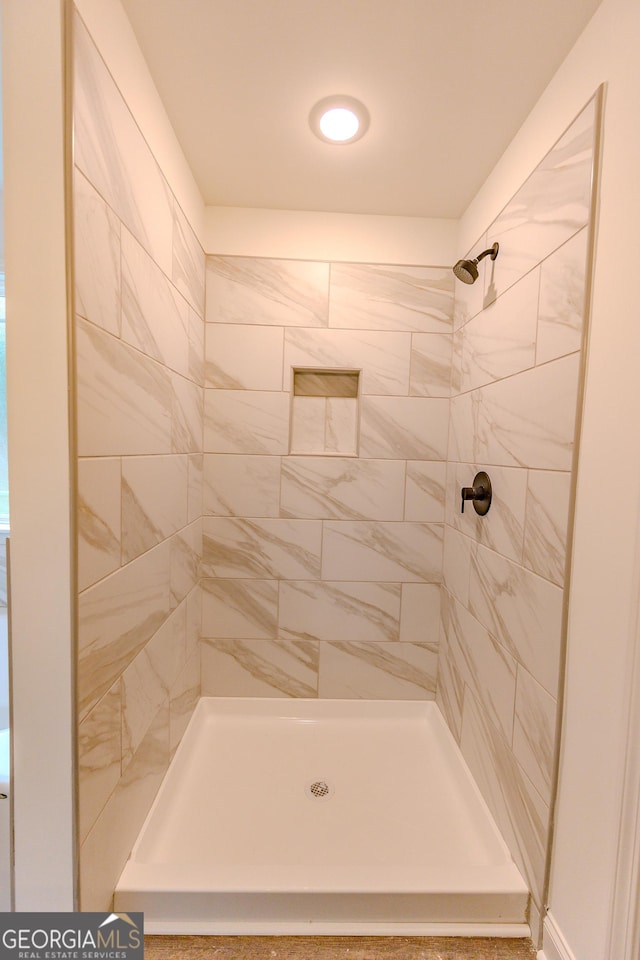 bathroom featuring a tile shower