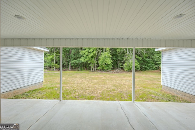view of grassy yard with a patio area