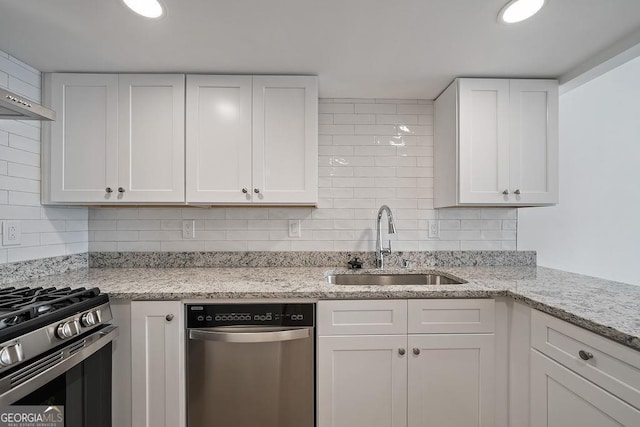 510 Northridge Crossing Dr, Sandy Springs, GA 30350 - kitchen featuring appliances with stainless steel finishes, a sink, tasteful backsplash, and white cabinets