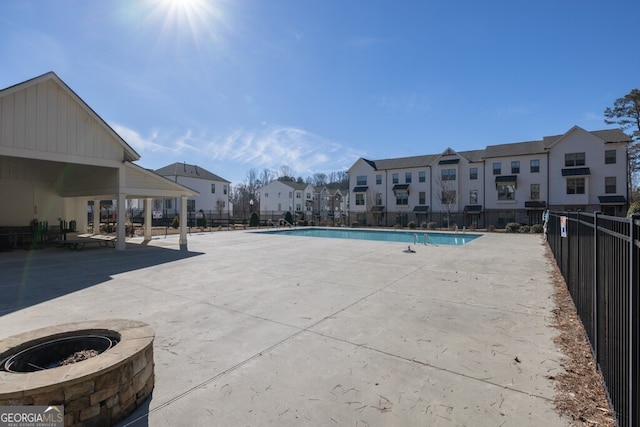 896 Farmstead Rd Unit 162, Suwanee, GA 30024 - community pool with fence, a patio area, a residential view, and an outdoor fire pit