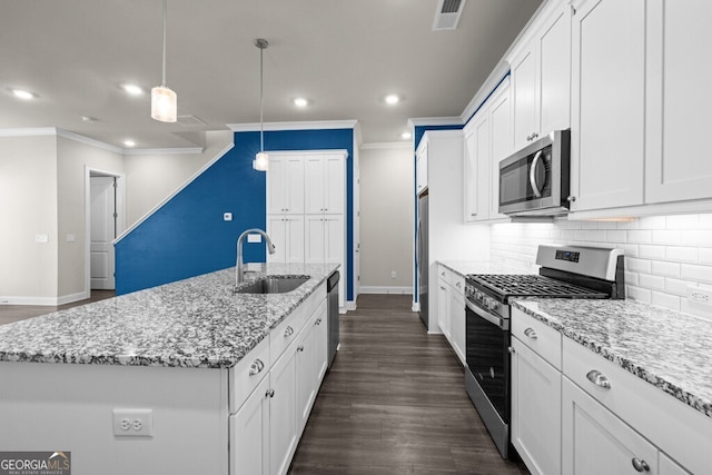 896 Farmstead Rd Unit 162, Suwanee, GA 30024 - kitchen featuring stainless steel appliances, a sink, crown molding, baseboards, and recessed lighting