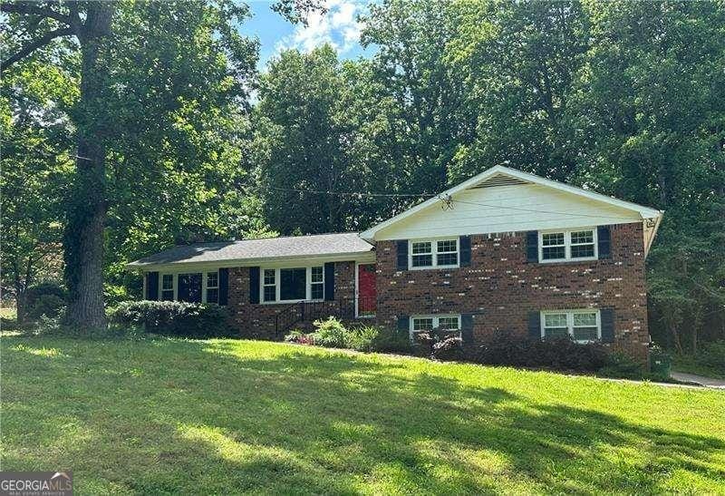 5669 Hillcrest Dr, Acworth, GA 30102 - tri-level home with a front lawn and brick siding
