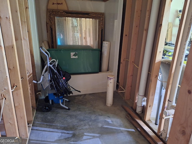 bathroom featuring unfinished concrete flooring
