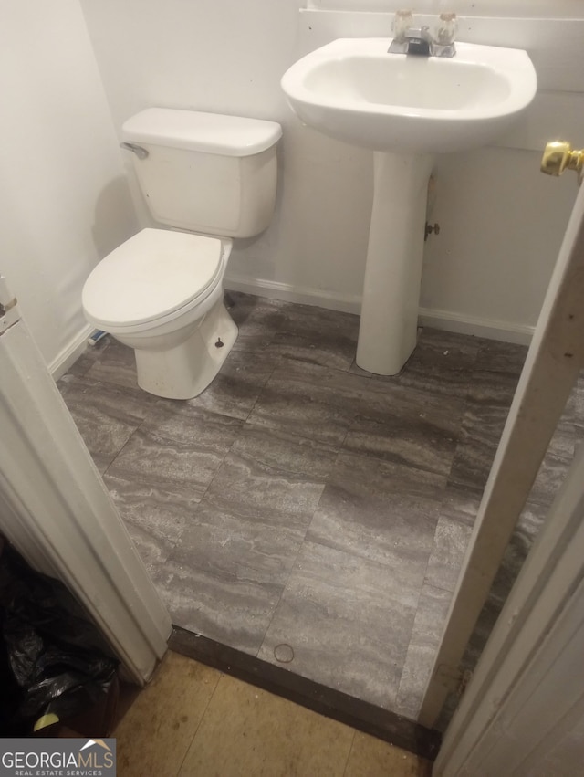 1105 Oak Knoll Ter SE, Atlanta, GA 30315 - bathroom with toilet and baseboards