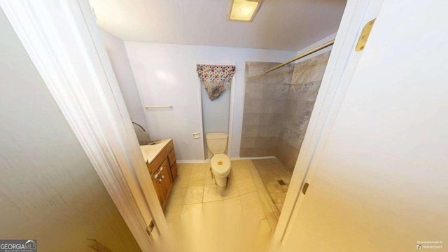 2422 Williams Mill Rd, Zebulon, GA 30295 - bathroom featuring a tile shower, vanity, toilet, and baseboards