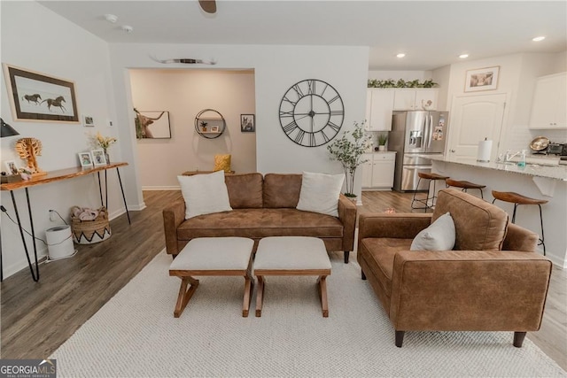 living area featuring light wood finished floors, recessed lighting, and baseboards