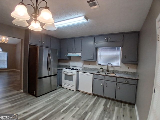 5517 Rock Shoals Way, Atlanta, GA 30349 - kitchen featuring white appliances, under cabinet range hood, a chandelier, light wood-style flooring, and gray cabinets