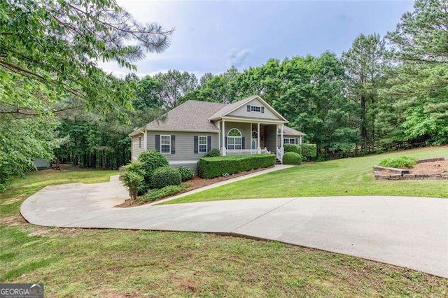 view of front facade featuring a front yard and covered porch