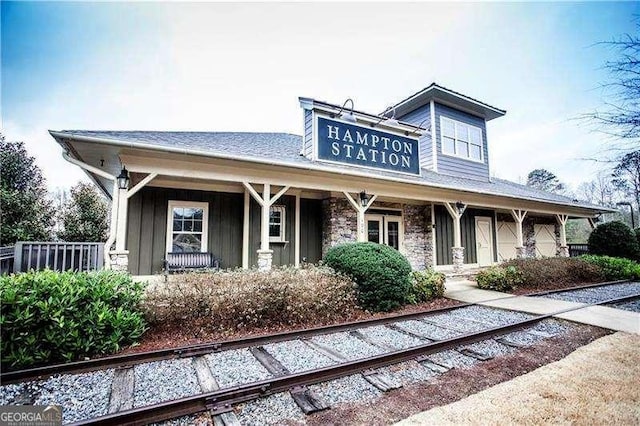 514 Creekshire Cir, Canton, GA 30115 - view of front of property featuring board and batten siding, stone siding, and fence