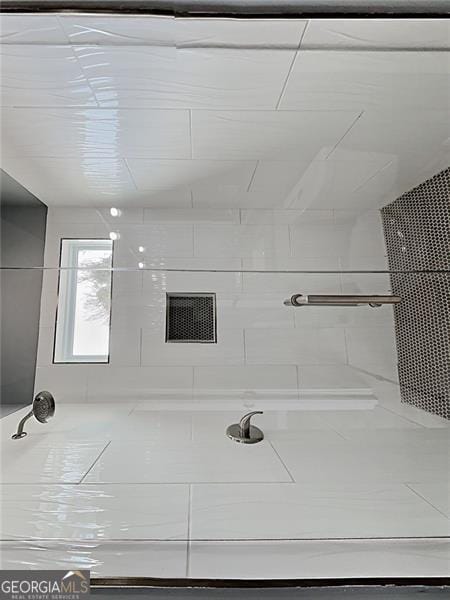 629 Windsor St, Atlanta, GA 30312 - bathroom featuring a tile shower