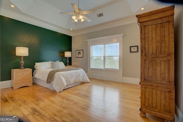 bedroom featuring light wood-type flooring, baseboards, crown molding, recessed lighting, and a ceiling fan