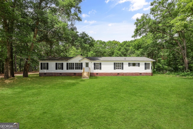 view of front of home featuring crawl space and a front lawn