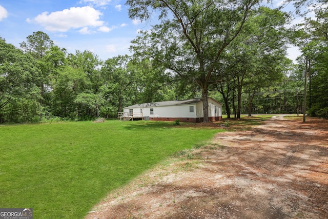view of grassy yard with driveway
