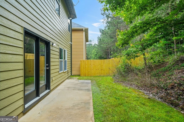 view of yard featuring a patio area