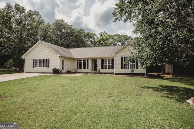 ranch-style home featuring a front lawn