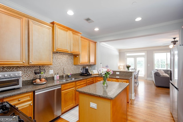 855 Mountain View Ter NW, Marietta, GA 30064 - kitchen with stainless steel dishwasher, a sink, a peninsula, light wood-style floors, and open floor plan