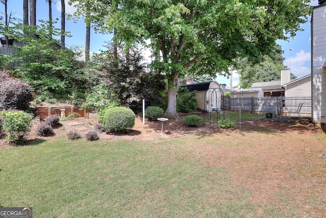 view of yard featuring a storage shed and an outdoor structure
