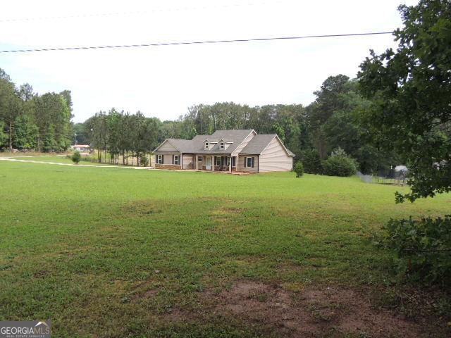 view of front of property featuring a front lawn