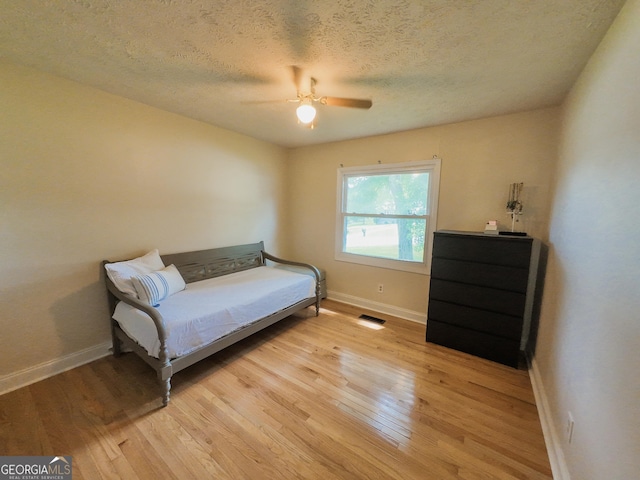 3905 Hunt Dr, Gainesville, GA 30507 - sitting room featuring light wood-type flooring, a ceiling fan, and a textured ceiling