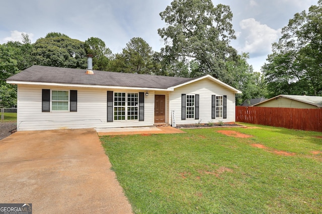 ranch-style house featuring driveway