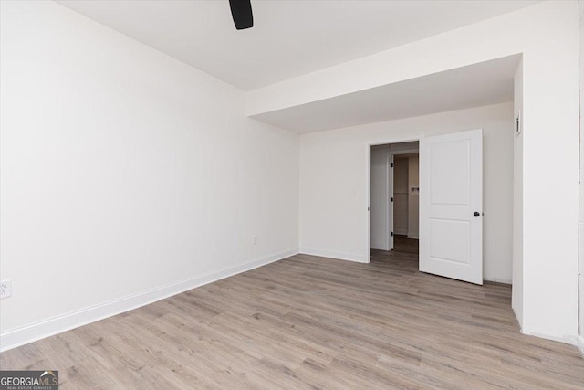 empty room featuring light wood-style floors, baseboards, and ceiling fan