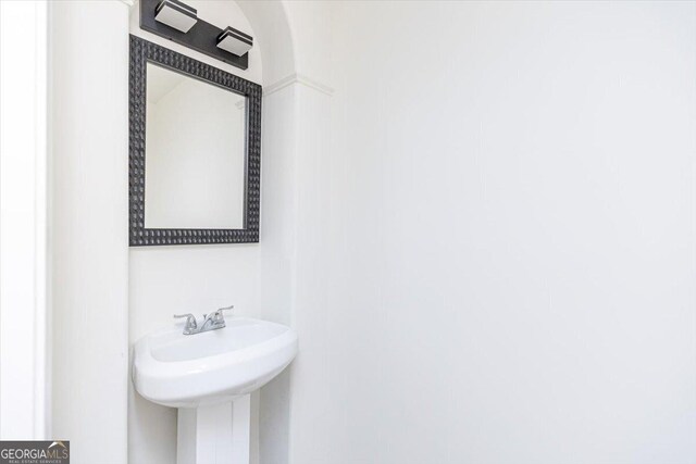 bathroom featuring a sink