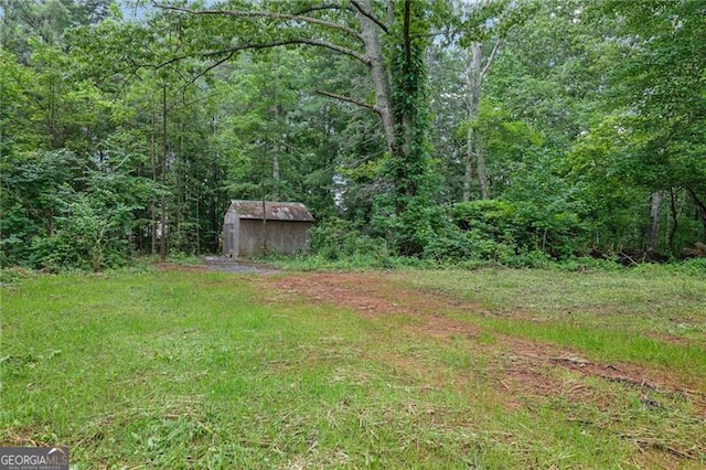 view of yard featuring a view of trees