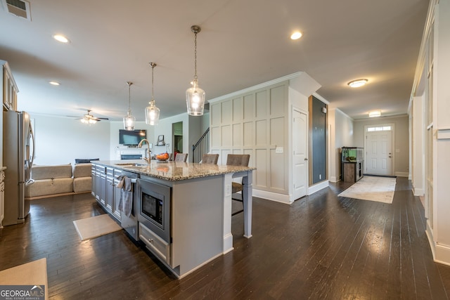 4752 Albany Way S, Fulton, GA 30331 - kitchen with appliances with stainless steel finishes, a sink, open floor plan, a kitchen breakfast bar, and ceiling fan
