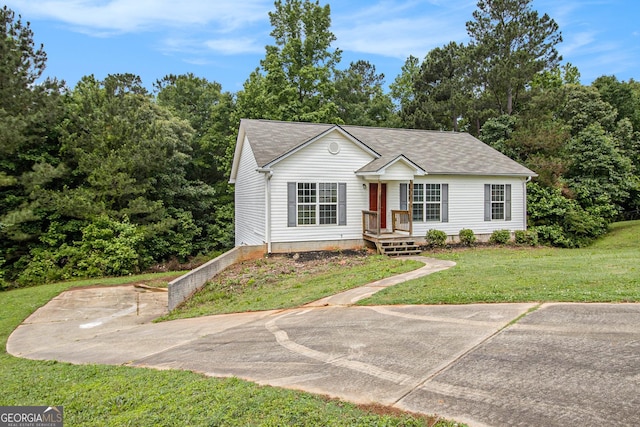 view of front of property featuring a front lawn and a shingled roof