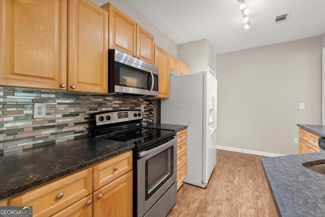 426 Pembrooke Cir Unit 426, Alpharetta, GA 30004 - kitchen featuring appliances with stainless steel finishes, light wood-style floors, backsplash, and dark stone counters