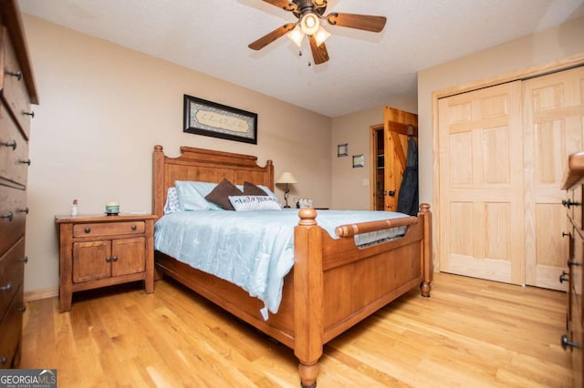bedroom featuring light wood-style flooring, a closet, and ceiling fan