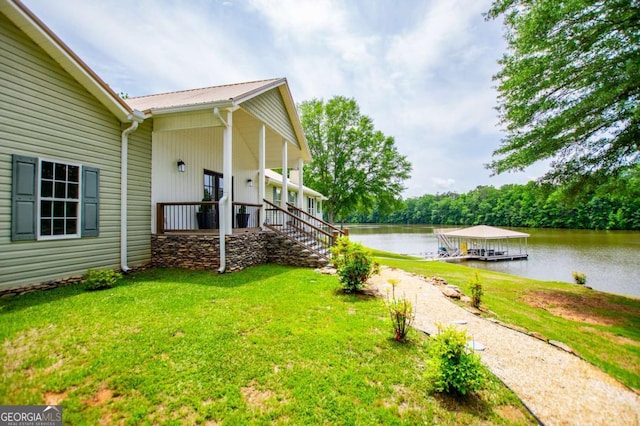 view of grassy yard with a water view