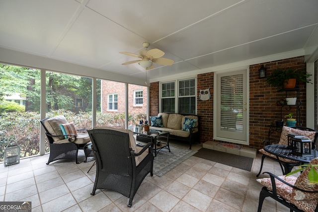 sunroom / solarium featuring outdoor lounge area and a ceiling fan