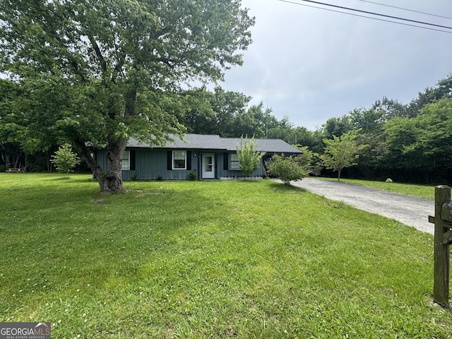 single story home featuring a front yard and driveway