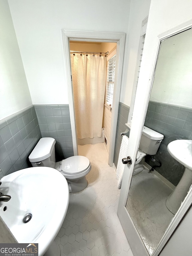 3095 Holbrook Dr SW, Marietta, GA 30060 - full bath with tile walls, wainscoting, toilet, a sink, and curtained shower