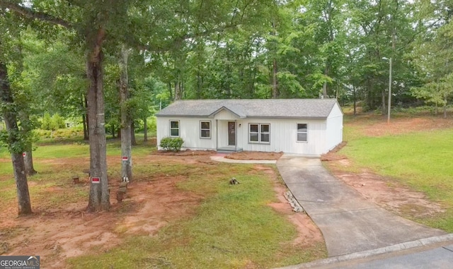 330 Stonehenge Way, Athens, GA 30606 - bungalow-style house with driveway, a front yard, and roof with shingles