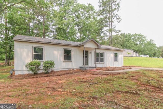 330 Stonehenge Way, Athens, GA 30606 - view of front facade featuring board and batten siding and a front lawn