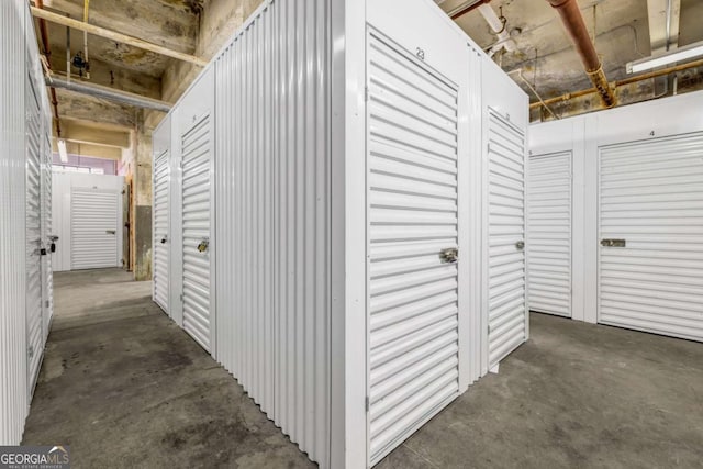 650 Glen Iris Dr NE Unit 27, Atlanta, GA 30308 - hallway featuring concrete floors