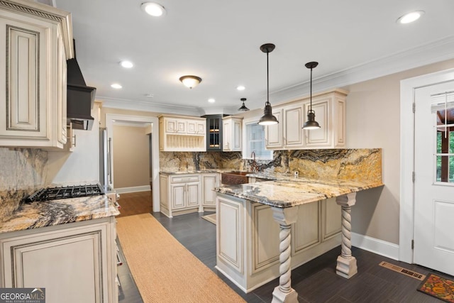 kitchen featuring cream cabinets, a peninsula, baseboards, recessed lighting, and decorative backsplash