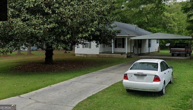 view of front of property with a front lawn and a porch