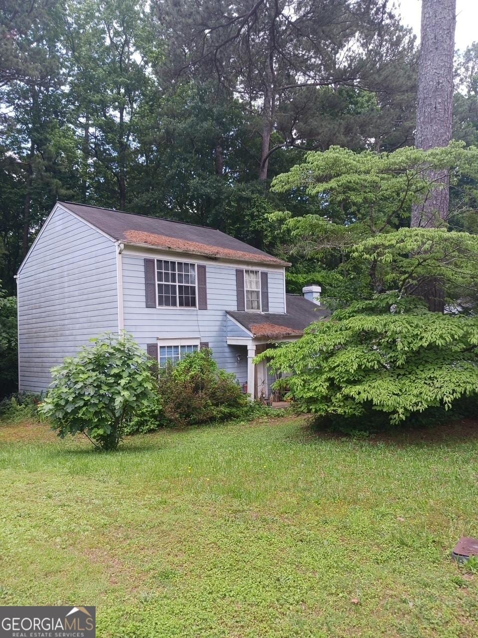 view of front of property with a front lawn