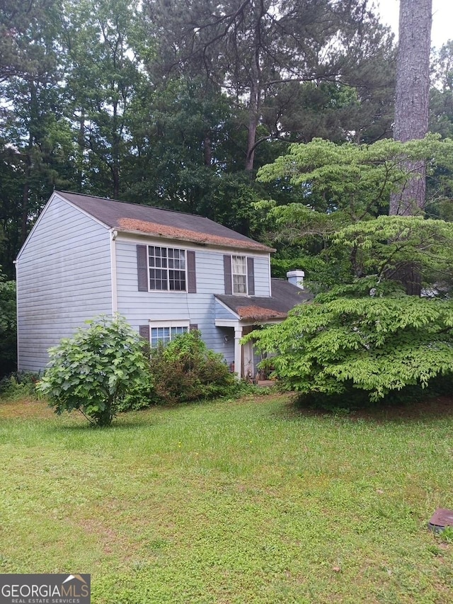 view of front of property with a front lawn