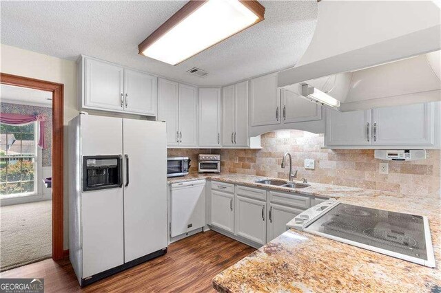 3472 Honeycomb Dr SE, Conyers, GA 30094 - kitchen featuring white appliances, a sink, light countertops, a textured ceiling, and dark wood-style floors